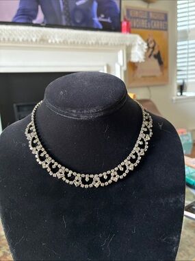 Elegant Crystal Choker Necklace - Silver Rhinestone Design